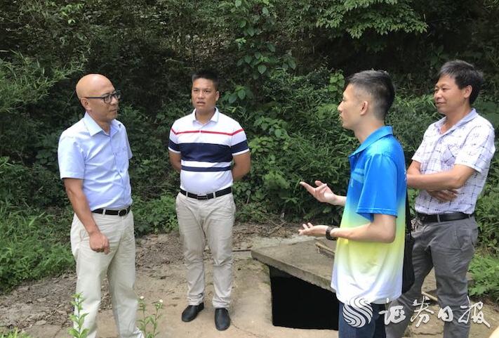 李經緯（右二）與中國太保產險清遠中支負責人、村干部一道探討村里飲水難問題的解決方案.jpg